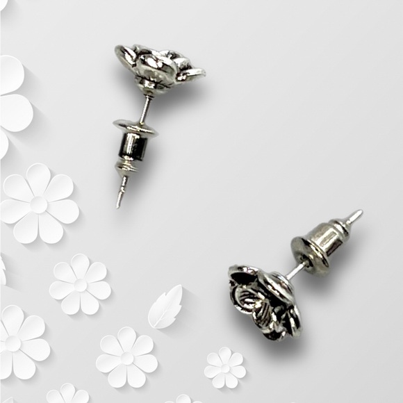 ❀ Silver Minimalist Floral Pierced Flower Earrings - Picture 3 of 4
